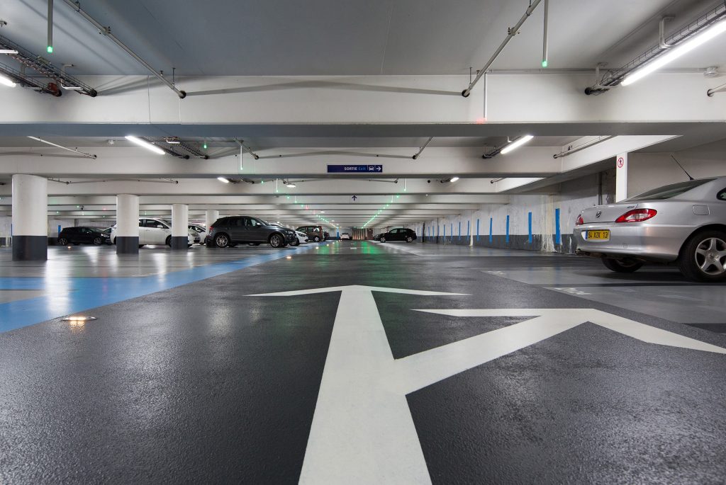 Personnel suspendre Sein parking du vieux port magasin cheveux matelas