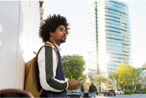 Homme dans une ville
