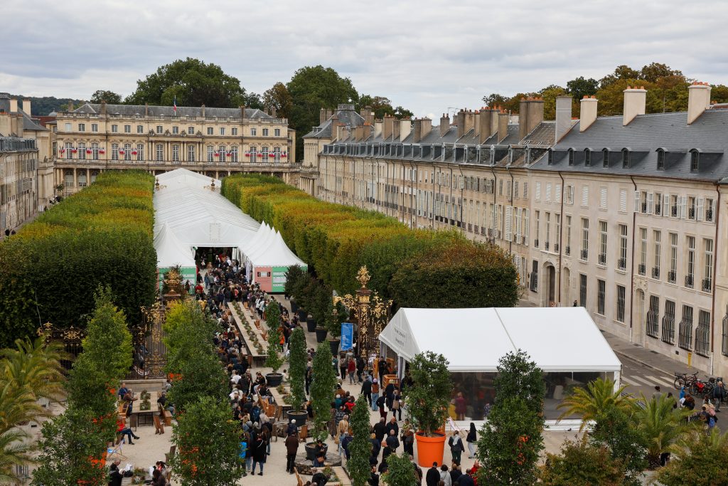 Foule de personne et chapiteaux sur une place